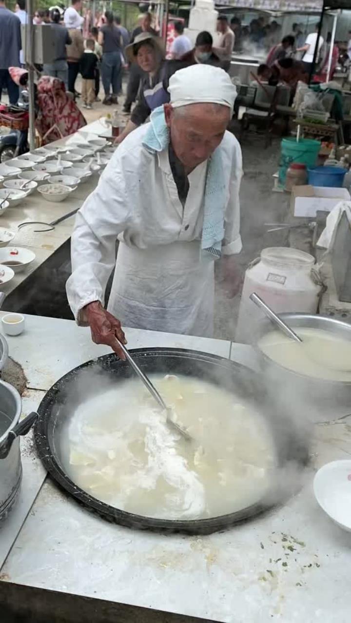 馄饨老爷爷,7元一大碗,手工馄饨看着真不错