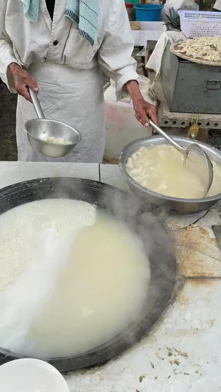 山东临沂费县大集,手工馄炖8元1碗,一天500碗