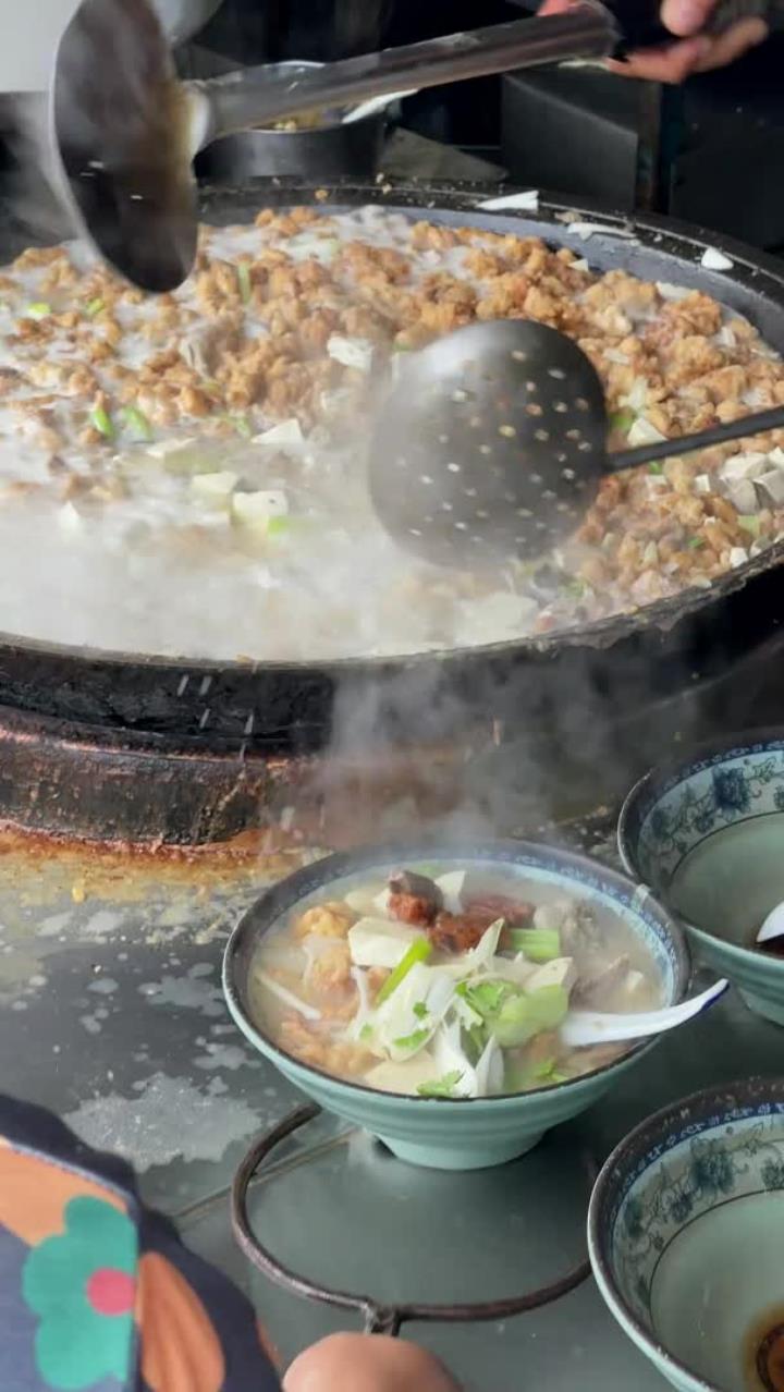 山东曹县特色美食杂烩菜20元1份老板中午忙不停