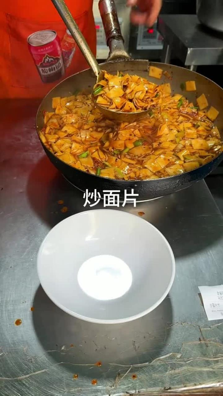兰州大哥卖炒面片,27一碗,很大一份,大家看看值不值