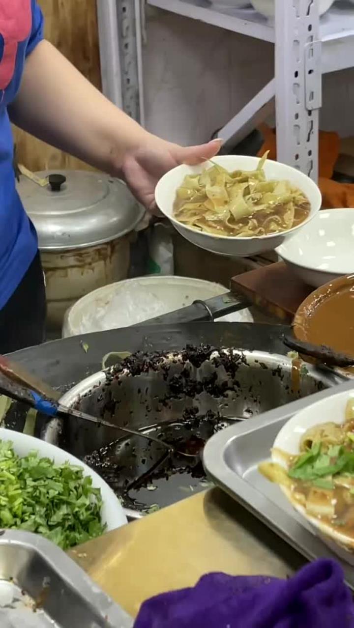 天津特色美食锅巴菜,7元一碗,淋上2勺麻酱,看着就好吃