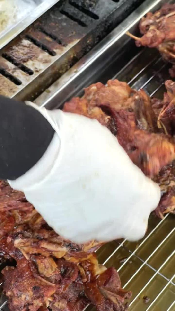 山东大哥路边卖铁板鸡架,10元一个,感觉还有不少肉,大家看值不