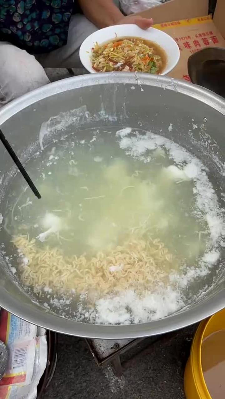 山西太原特色早餐方便面,10元一碗,加2个荷包蛋,朋友说很好