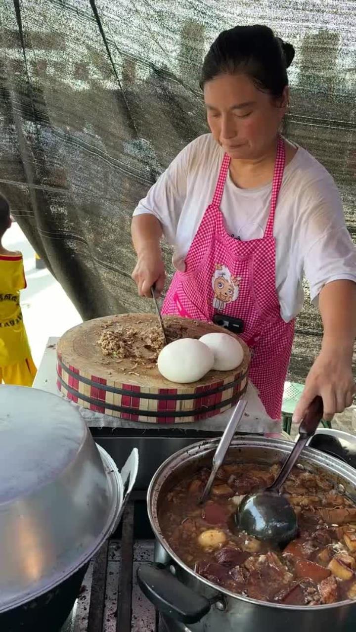 山西运城特色肉夹馍，8元一个，还是双层的，搭配冰糖雪梨真舒服