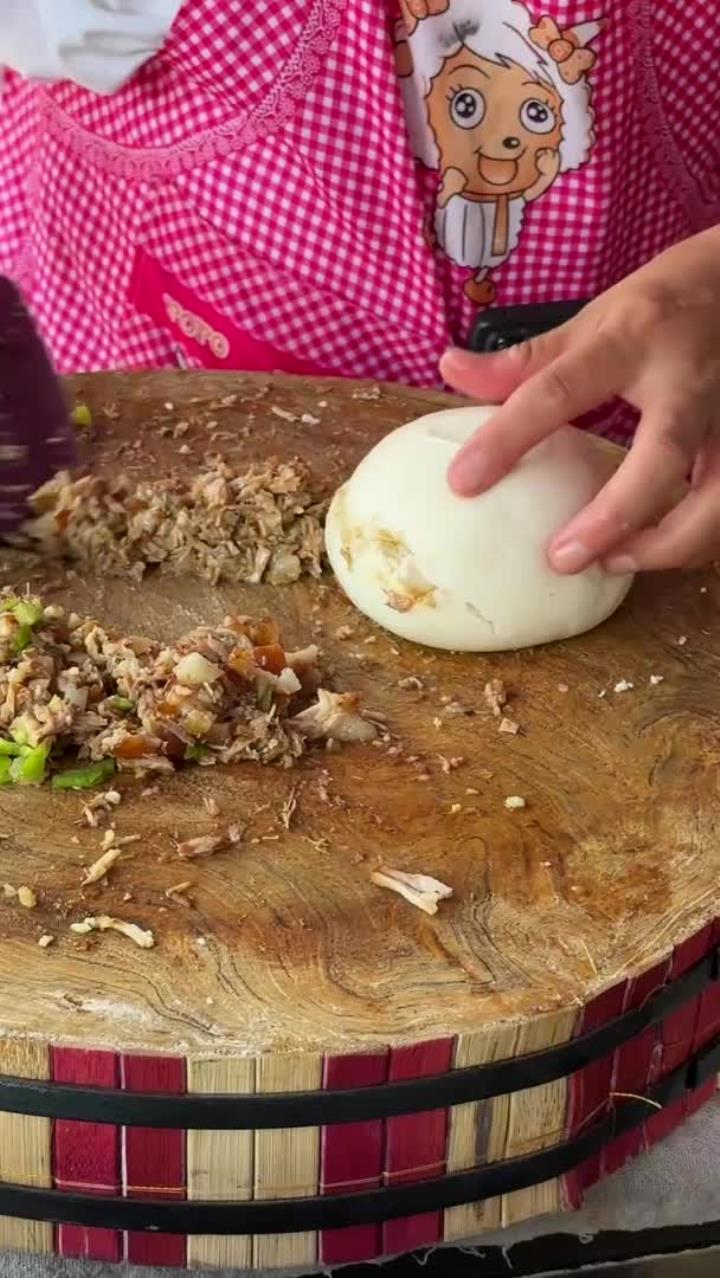 山西运城大姐摆摊卖肉夹馍，8元一个，还是双层的，真的挺好吃