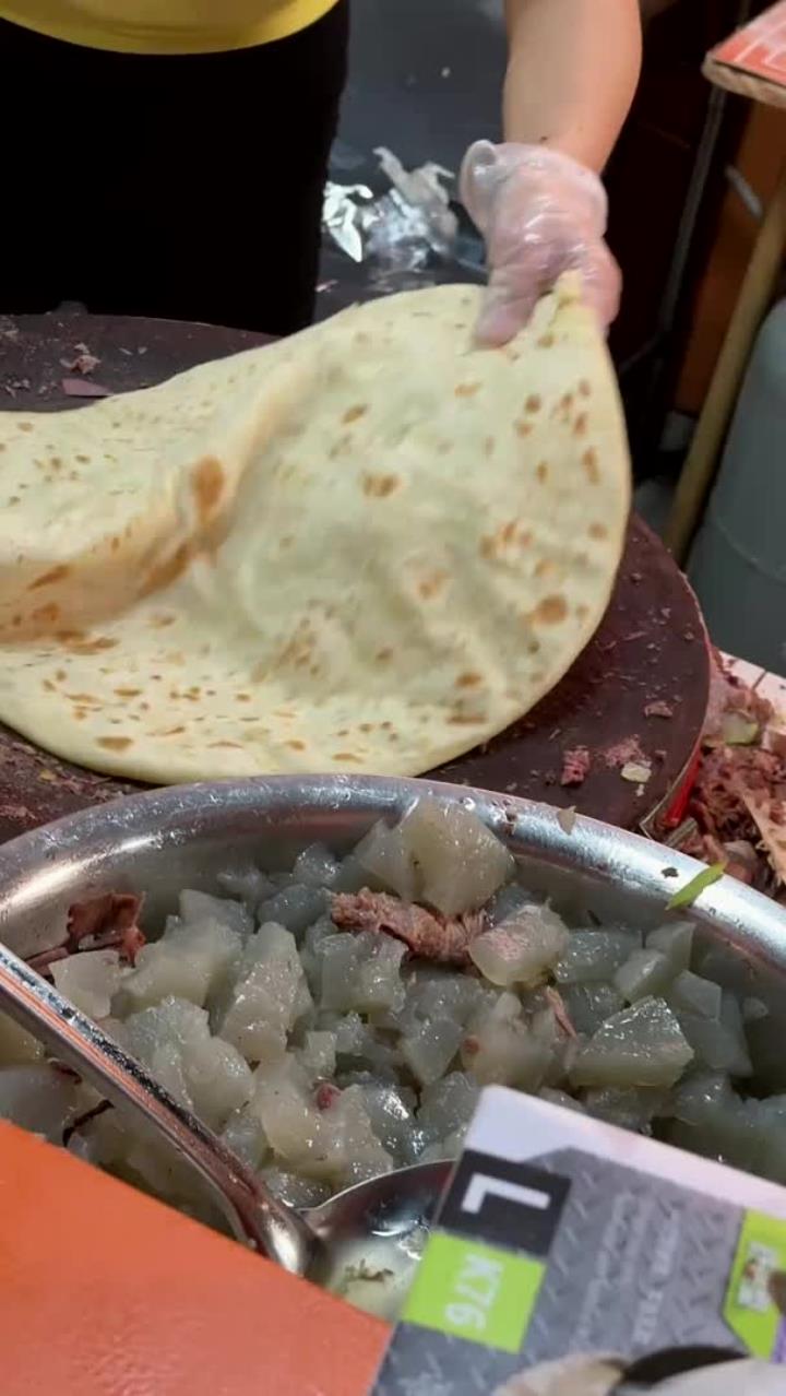 河北沧州特色大饼卷肉,半张30元,满满的都是肉,看着就好吃
