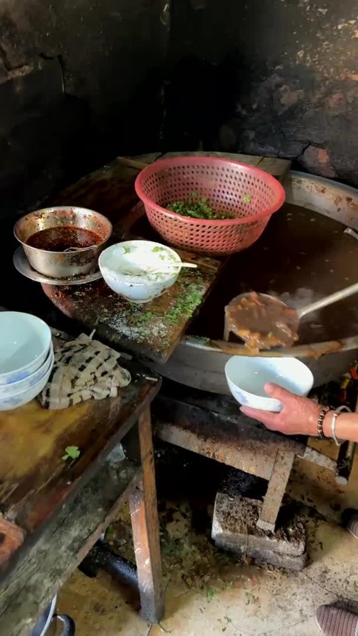 河南开封80年胡辣汤老店,3元一碗,环境简陋,味道没得说
