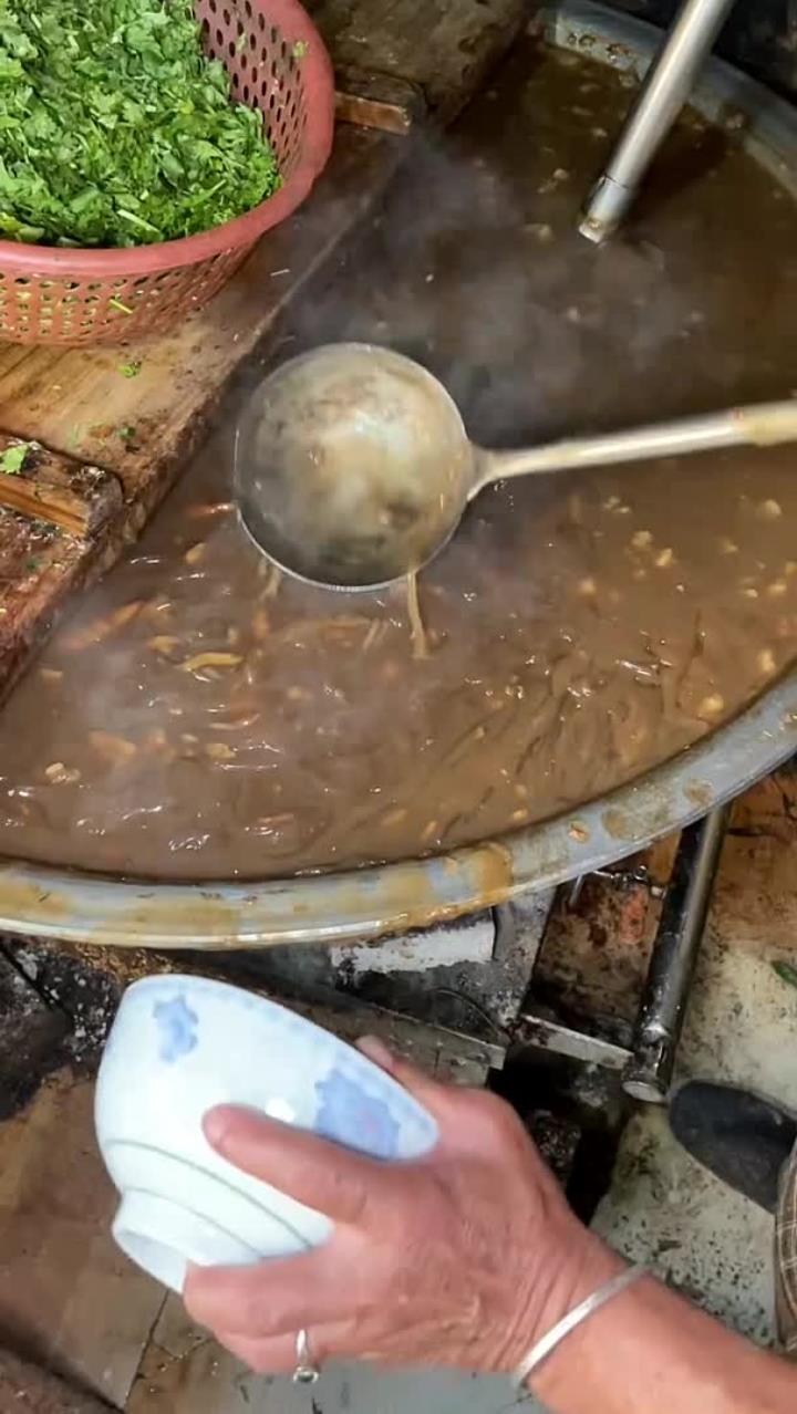 河南开封请朋友喝老式胡辣汤,3元一碗,加点辣椒,朋友喝了2碗