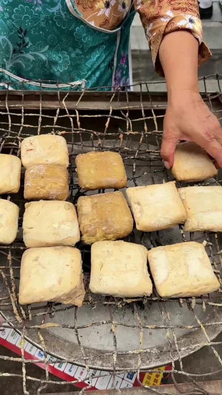 贵州贵阳特色臭豆腐,2元一个,撒上一层辣椒面,看着就好吃