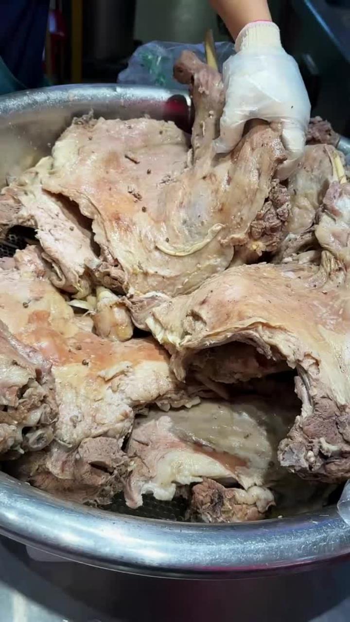 甘肃兰州特色手抓羊肉,46一斤,这物价不可思议,看着就好吃