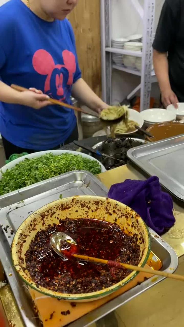 天津特色美食锅巴菜,6元一碗,外地吃不到,一层麻酱看着就香