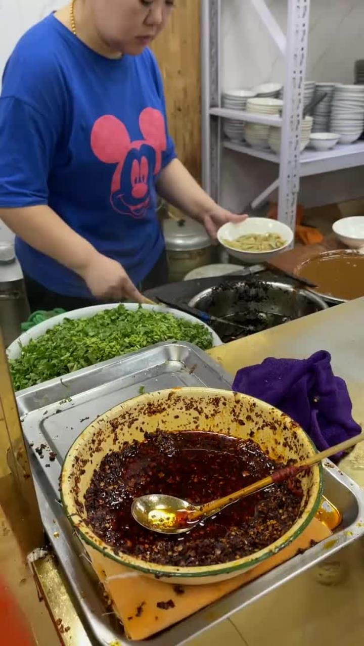 天津西北角吃锅巴菜,6元一碗,看着黏糊糊的,吃着还挺好吃