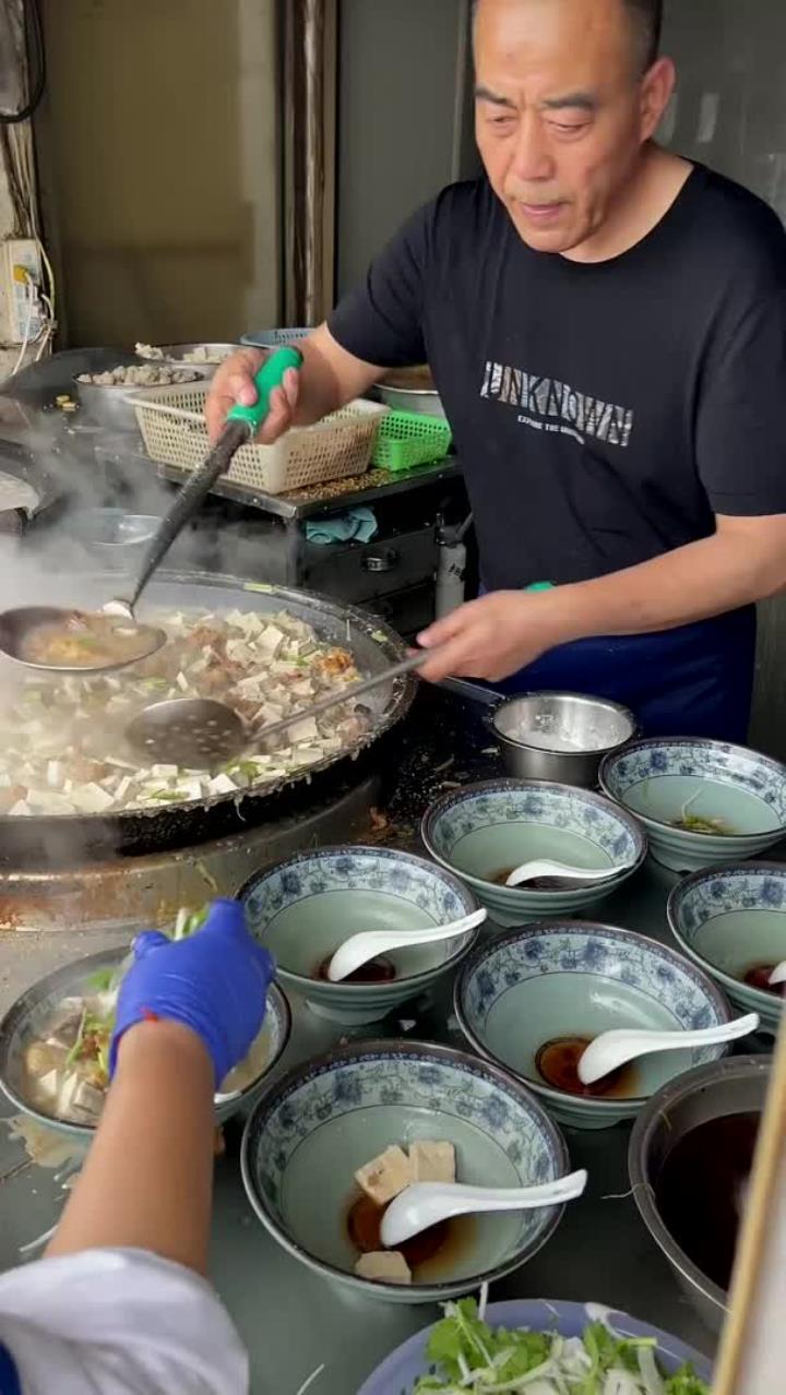 山东曹县大叔做杂烩菜,20一碗,豆腐酥肉芹菜丸子,汤挺好喝