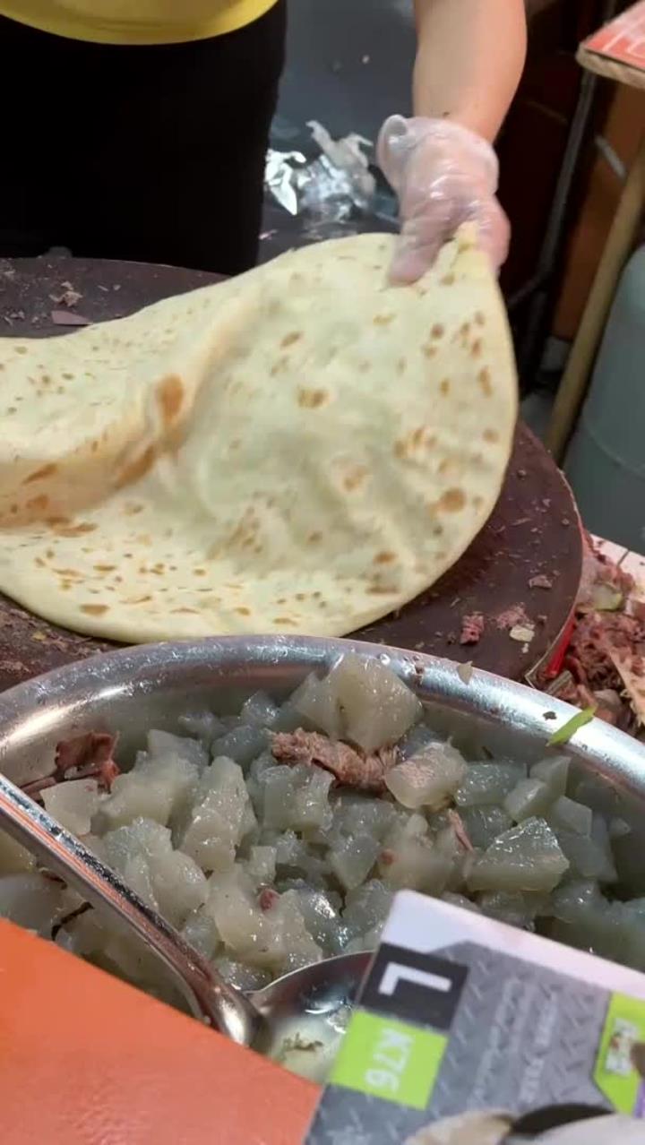 河北沧州特色大饼卷肉,半张30元,满满的都是肉,看着就好吃