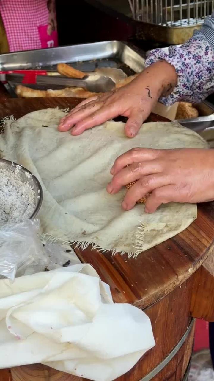 江苏南京特色麻团乌饭,12元一个,可以加蛋黄肉松,感觉好好吃