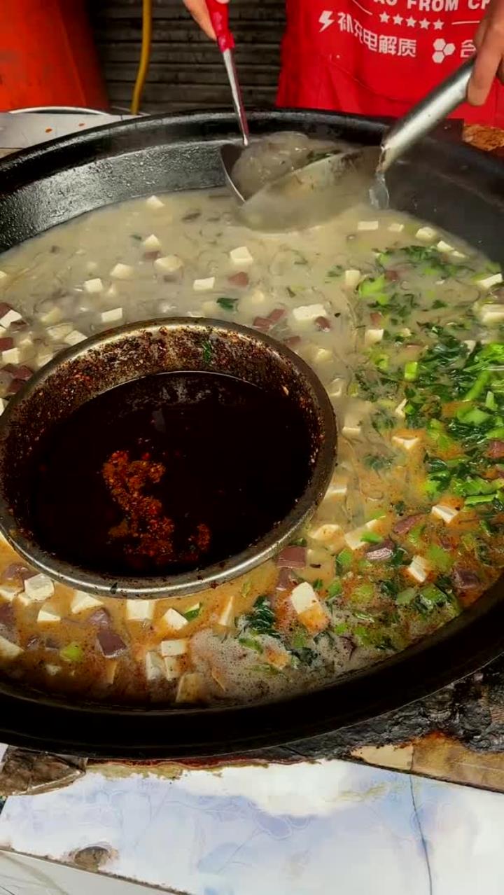河南安阳特色美食扁粉菜,7元一碗,浇上一勺辣椒,看着就过瘾