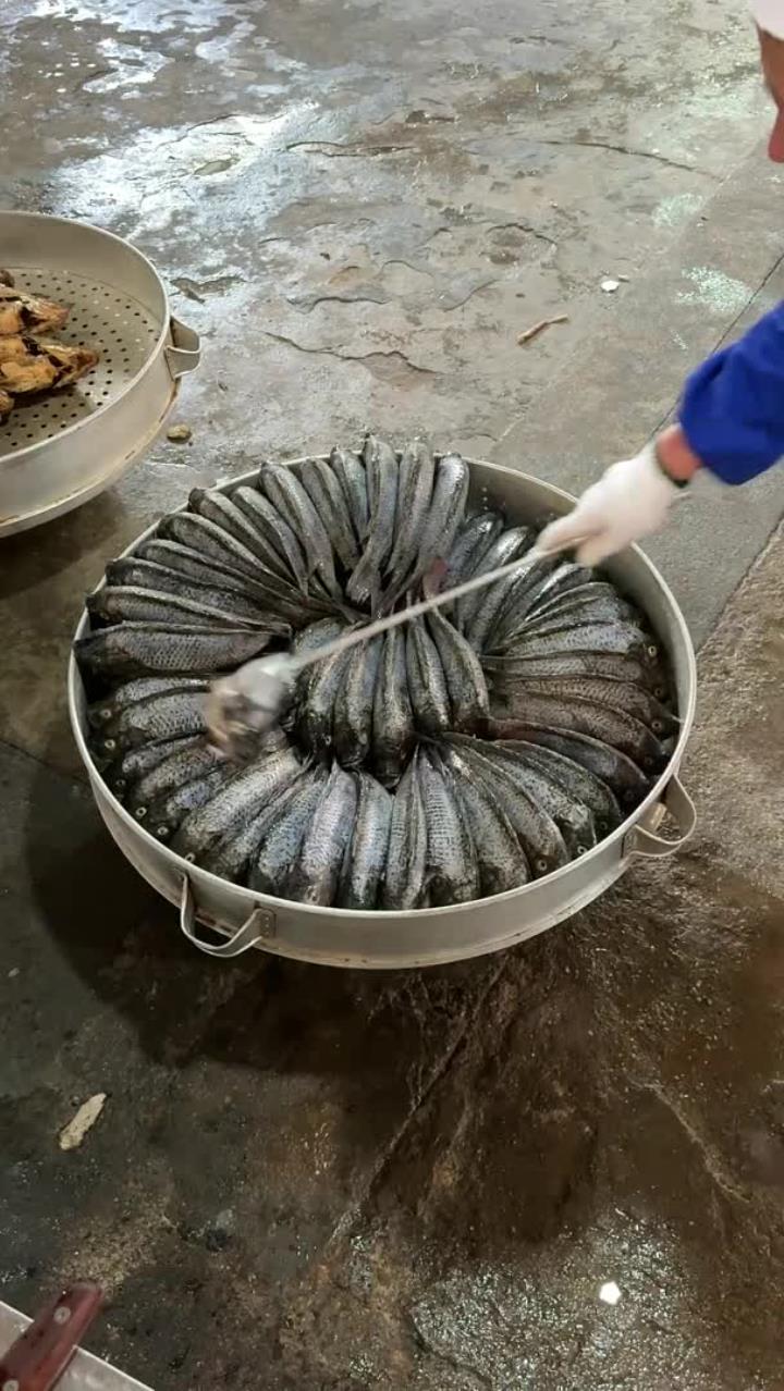 云南昆明农家酒席炸鱼下锅