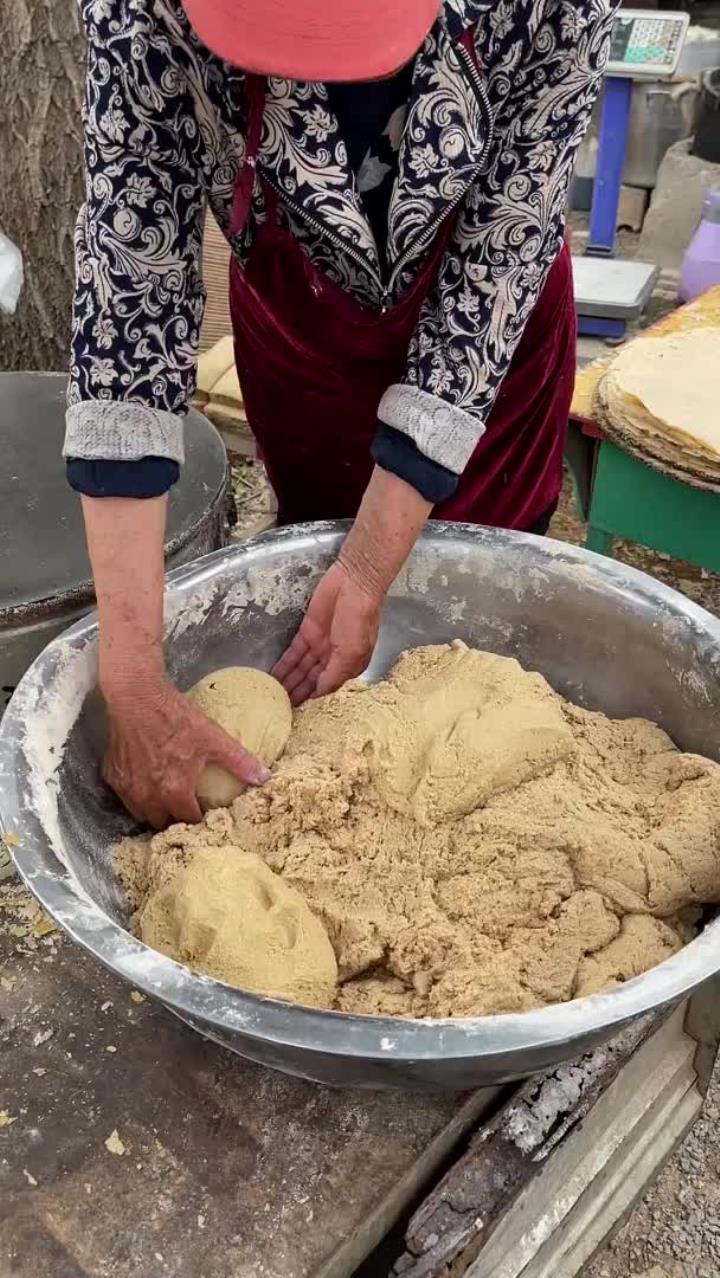 山东临沂大集,地瓜煎饼,大家都见过嘛