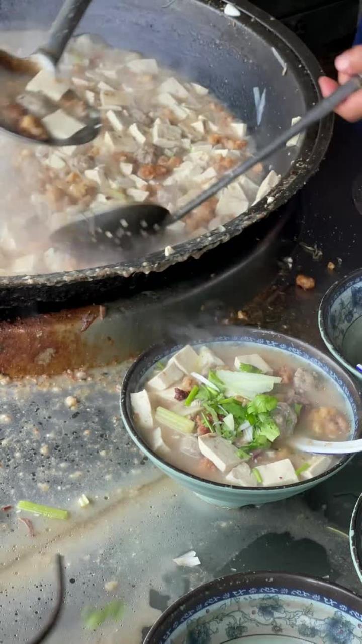 山东曹县特色美食杂烩菜20一份,老板不停打饭