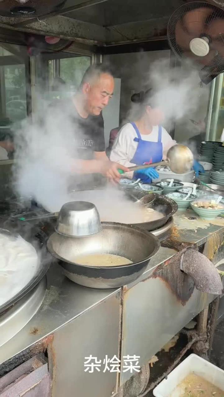 山东菏泽曹县特色美食,杂烩菜20元一份,看着就好吃