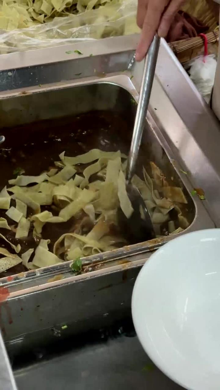 天津西北角吃锅巴菜,6元一碗,口感独特,外地吃不到