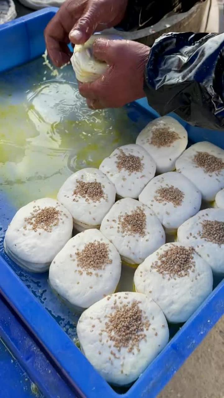 山东兰陵,老大爷做手工烧饼,1元一个,做法独特,看着很好吃