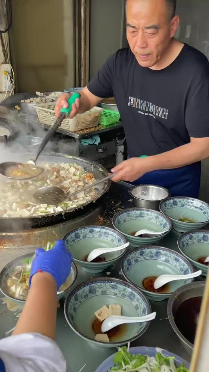 山东曹县大叔做杂烩菜,20一碗,豆腐酥肉芹菜丸子,汤挺好喝