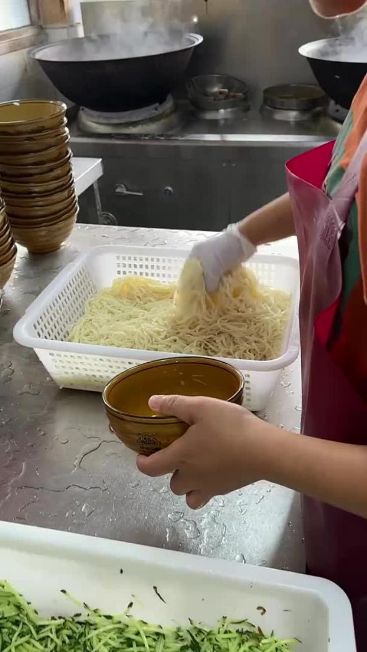 山东菏泽吃特色凉面条,8元一碗,黄瓜丝炒鸡蛋闻着就新鲜,好吃