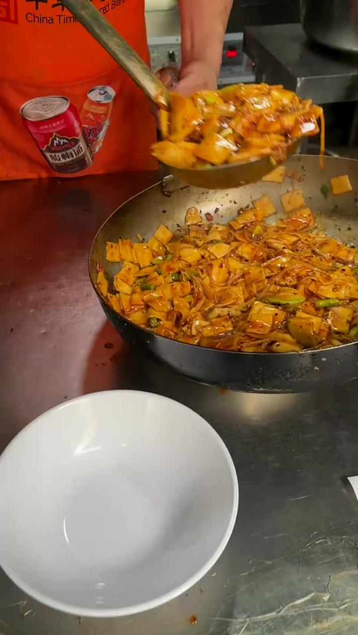 来甘肃兰州旅游,吃当地特色炒面片,27元一份,一层的辣椒炒肉