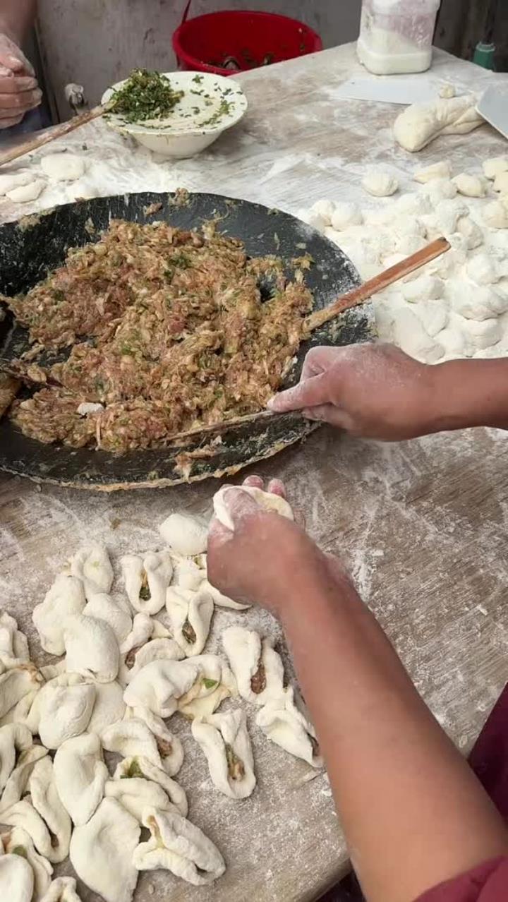 河南学校门口的水煎包,2元给6个,大姐手法娴熟,2秒包一个