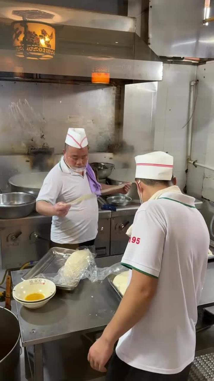 河南独具一格的烩面,12一碗,麻辣鸡丁加咖喱粉,动作潇洒