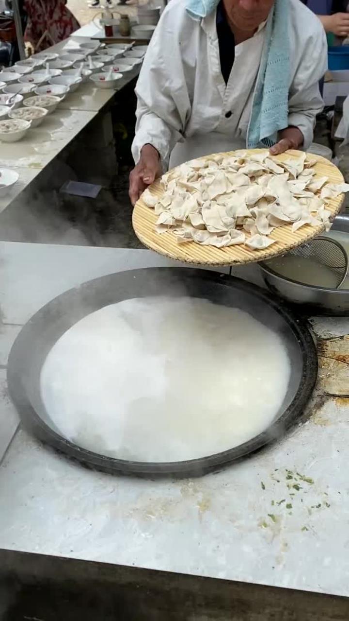 老爷爷卖手工馄饨,7元一大碗,看着真不错