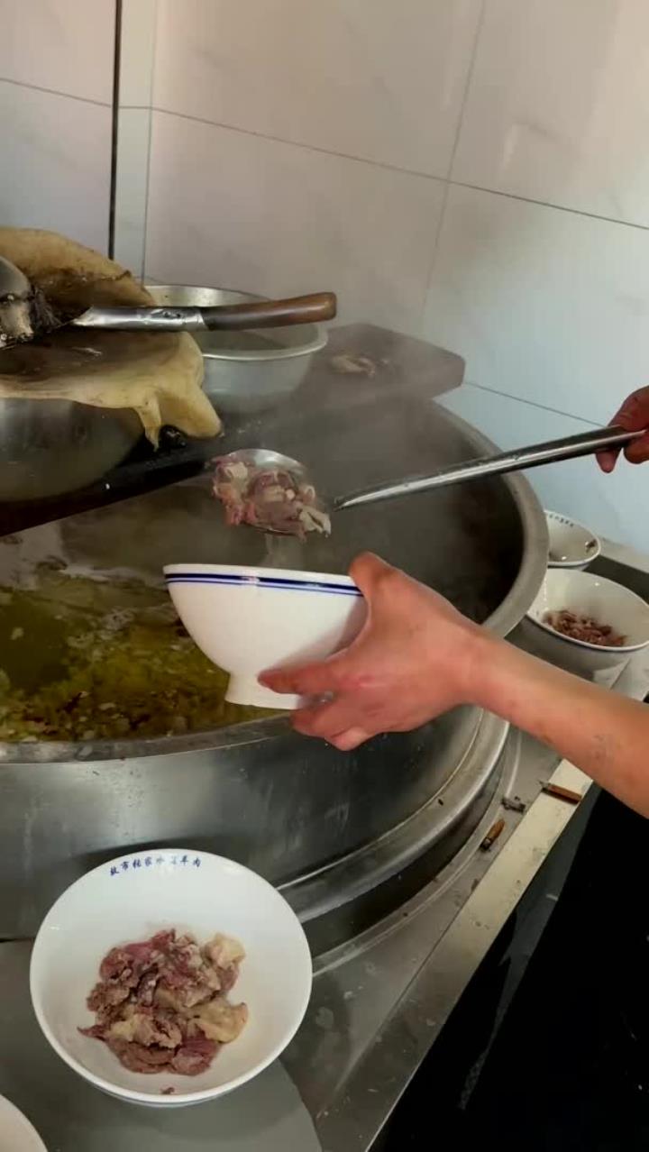 陕西渭南蒲城水盆羊肉,25一碗,有谁知道盆里装的是什么
