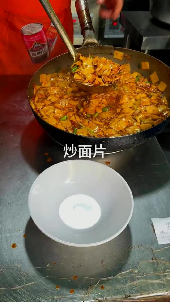 兰州大哥卖炒面片,27一碗,很大一份,大家看看值不值