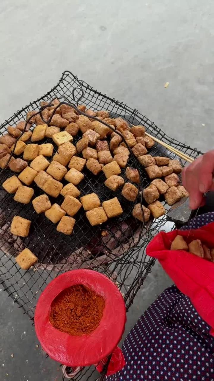 云南大理吃现烤臭豆腐,1元2个,划开撒上辣椒面,一口一个挺好