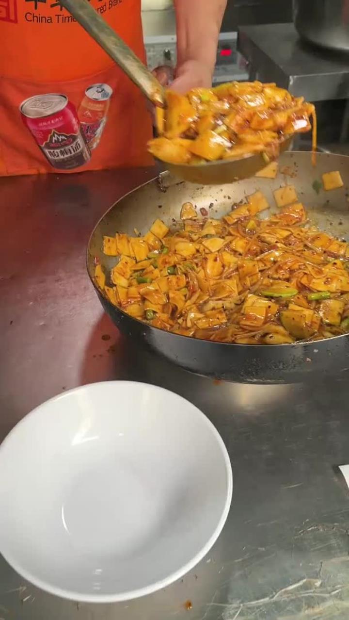来甘肃兰州旅游,吃当地特色炒面片,27元一份,一层的辣椒炒肉