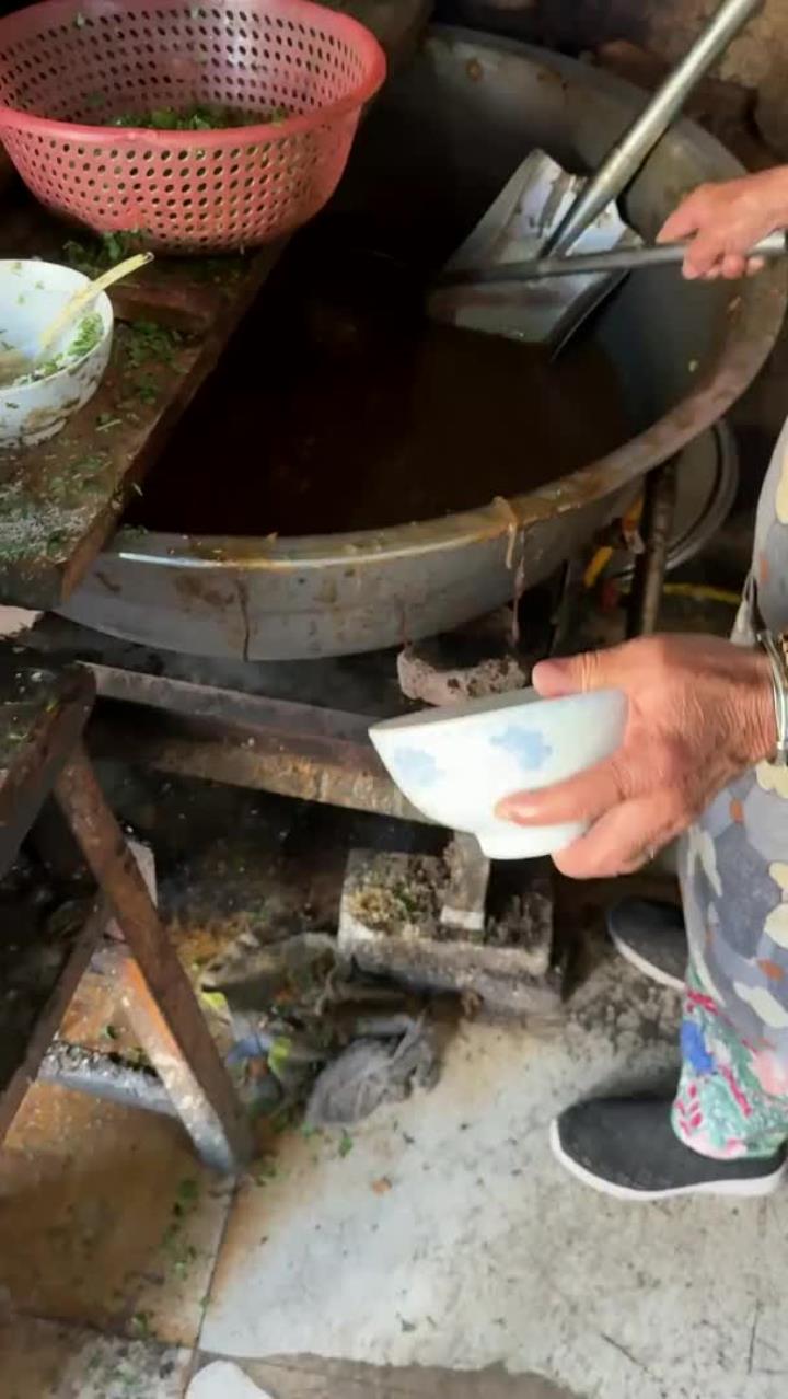 河南开封30年胡辣汤店,3元一碗,一勺辣椒油,喝着真不错