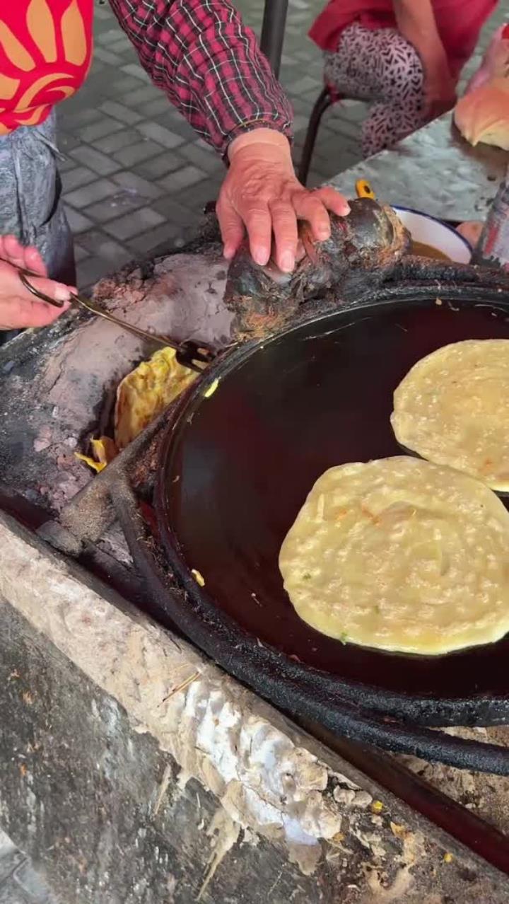 河南信阳特色鸡蛋灌饼,3元一个,传统小煤炉,又香又脆挺好吃
