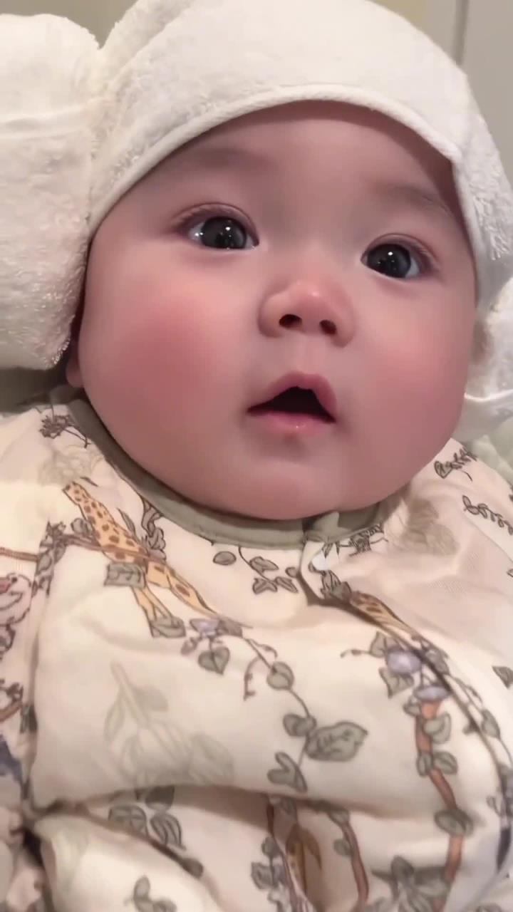 今天是刚汗蒸完的可爱宝宝