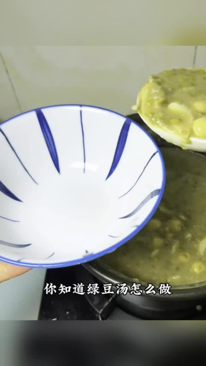 一到夏天少不了这碗莲子百合绿豆汤，口感清甜，非常适合夏季喝