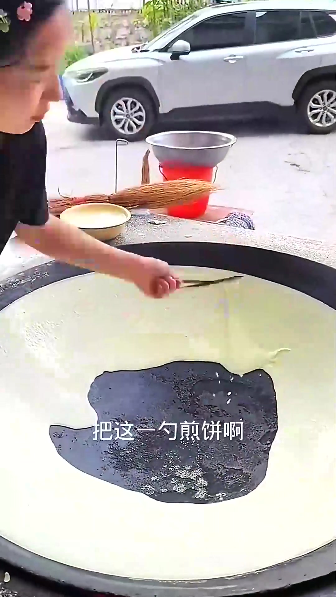  用大铁锅快速摊煎饼