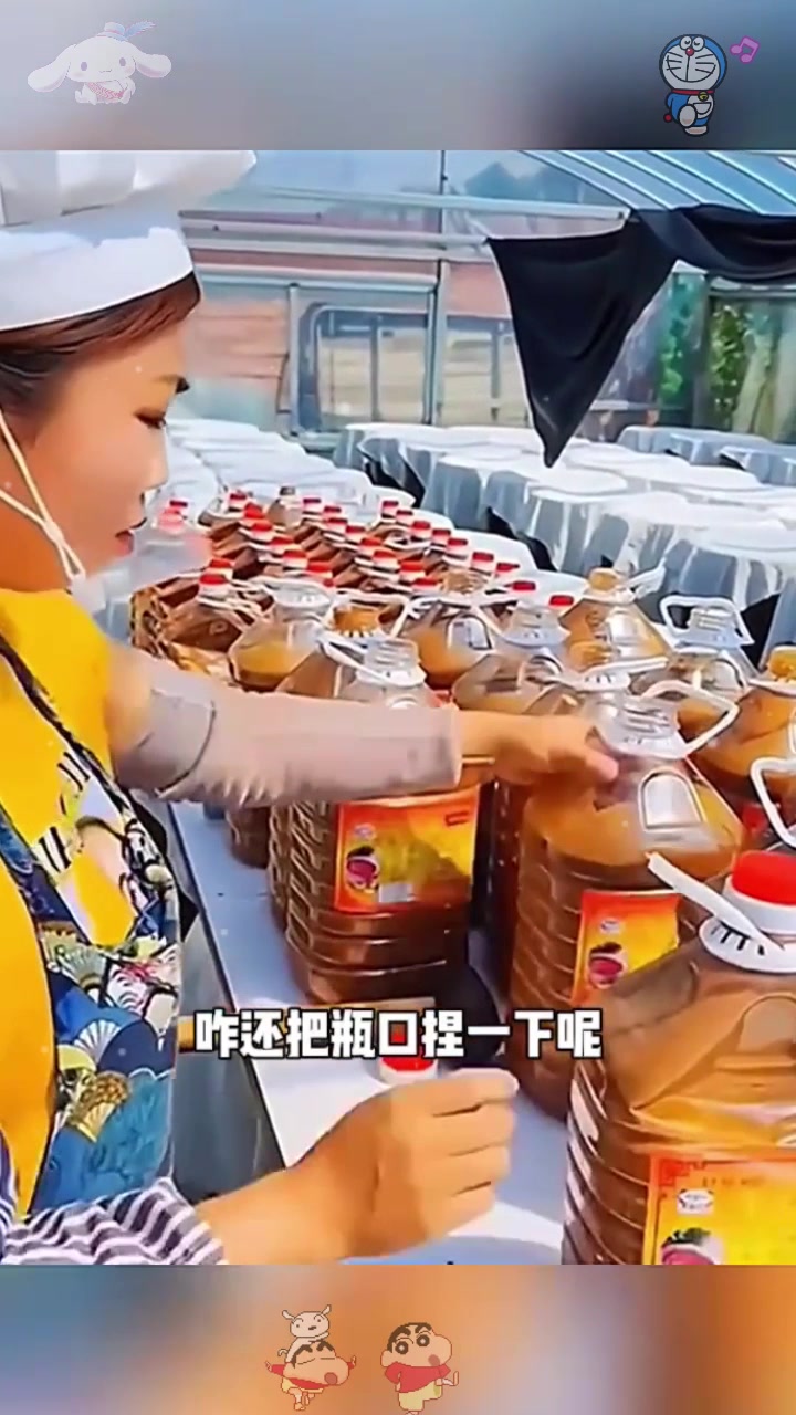  大姐装黄豆酱,捏一下是啥作用!