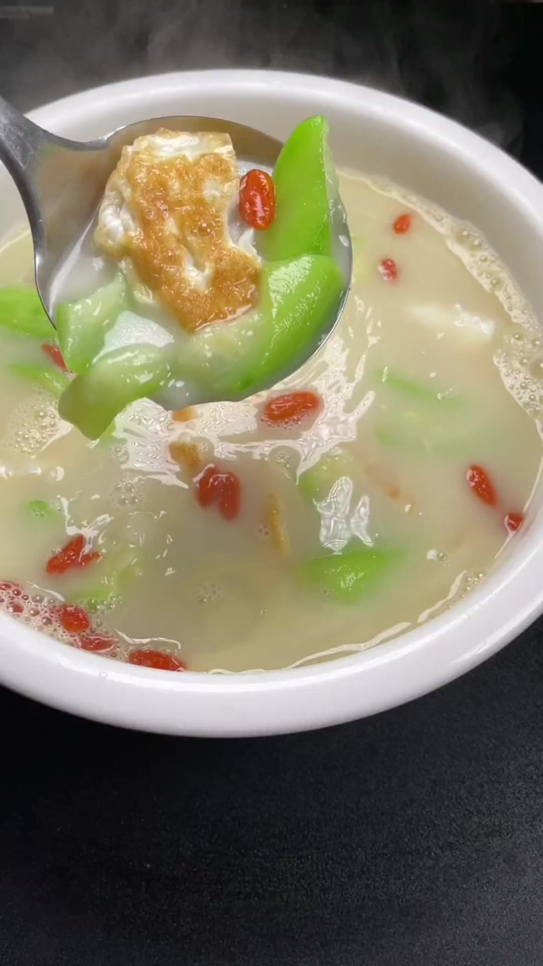 今天做了一道鲫鱼丝瓜汤给家人喝，想不到喝得一点也不剩！