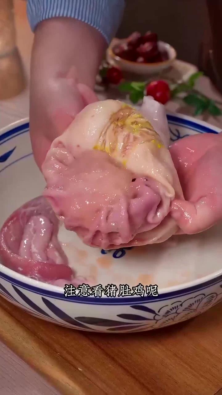 很多人都以为猪肚鸡汤的做法很复杂，只要你认真看完这个视频，自己在家也能做出比饭店