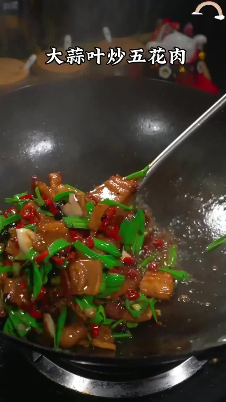每次做这个大蒜叶炒五花肉家里的米饭都要遭殃