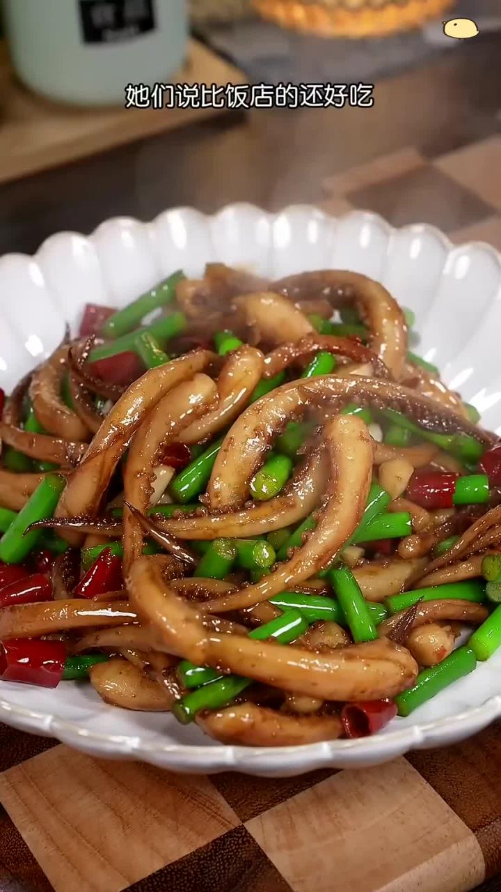 每次家里来客,我都会做这个孜然鱿鱼,做法简单,麻辣鲜香