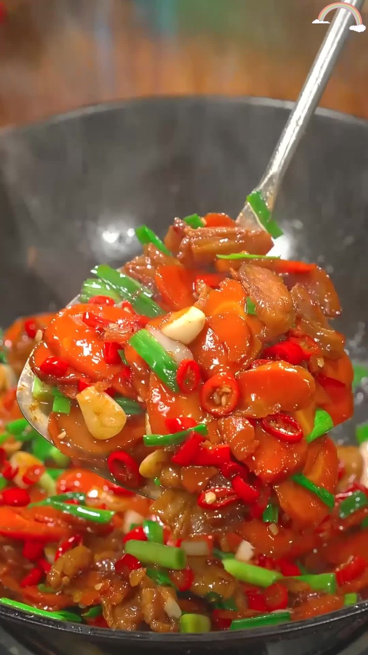 胡萝卜炒五花肉,香软可口,家人都爱吃