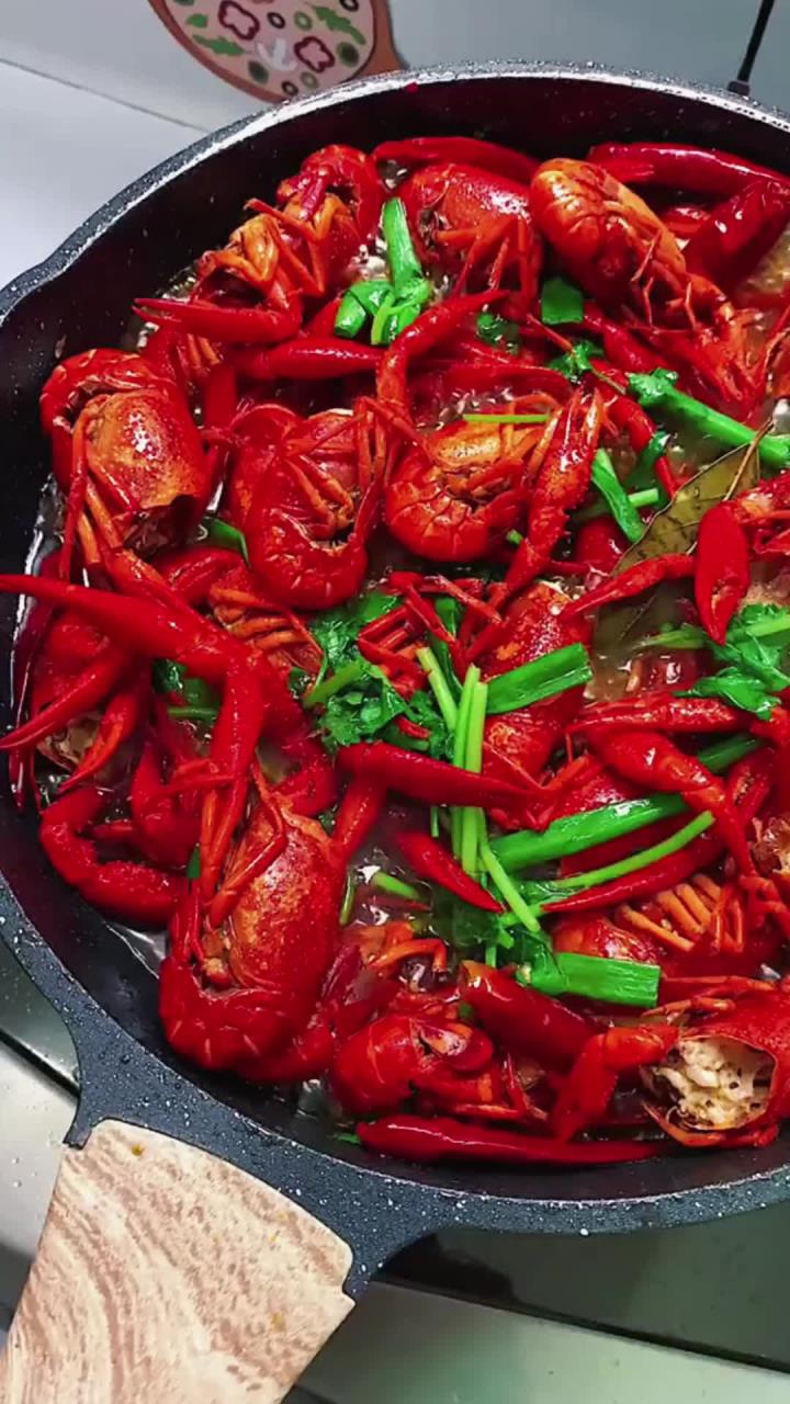 今晚来我家，带上啤酒和水果，尽情享受麻辣小龙虾！