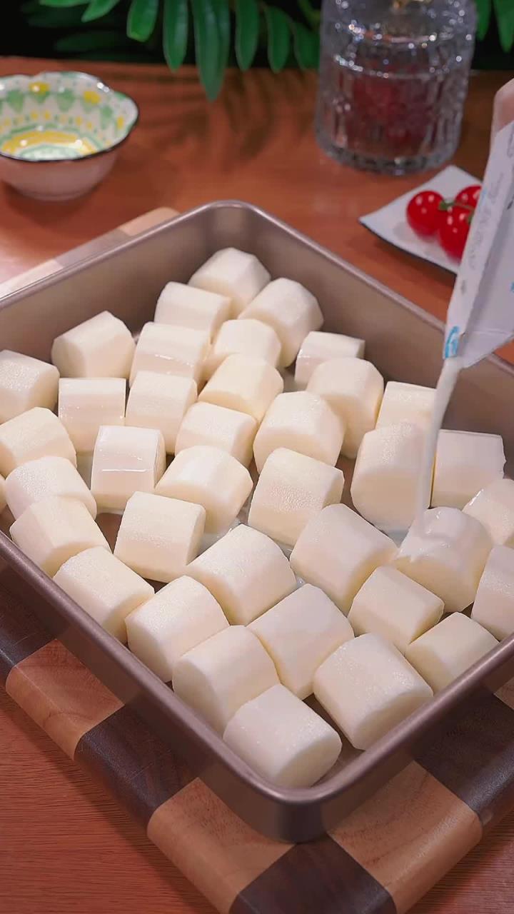 年夜饭上做一道好吃又好看的草莓山药蛋糕,香甜绵软,大人小孩