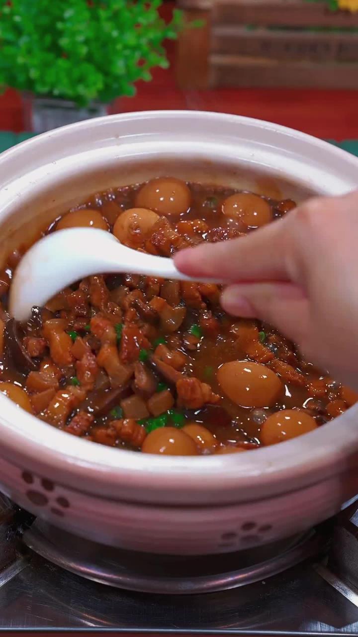 如果孩子不爱吃你做的菜，可以试试这道台式卤肉饭～